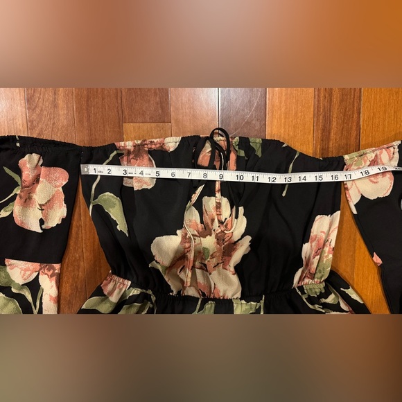 Off the Shoulder Bell Sleeve Romper - Picture 6 of 8